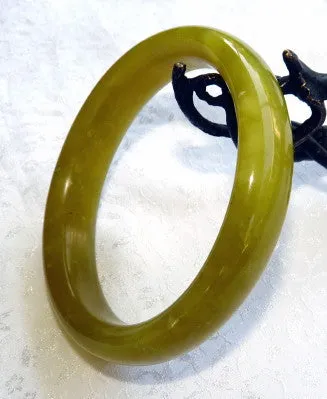 Classic Olive Green Spleen Meridian  Chinese Jade Bangle 67mm  (NJ2580)